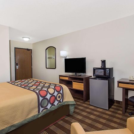 Super 8 by Wyndham Eau Claire I-94 Motel Bagian luar foto