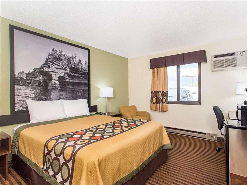 Super 8 by Wyndham Eau Claire I-94 Motel Bagian luar foto