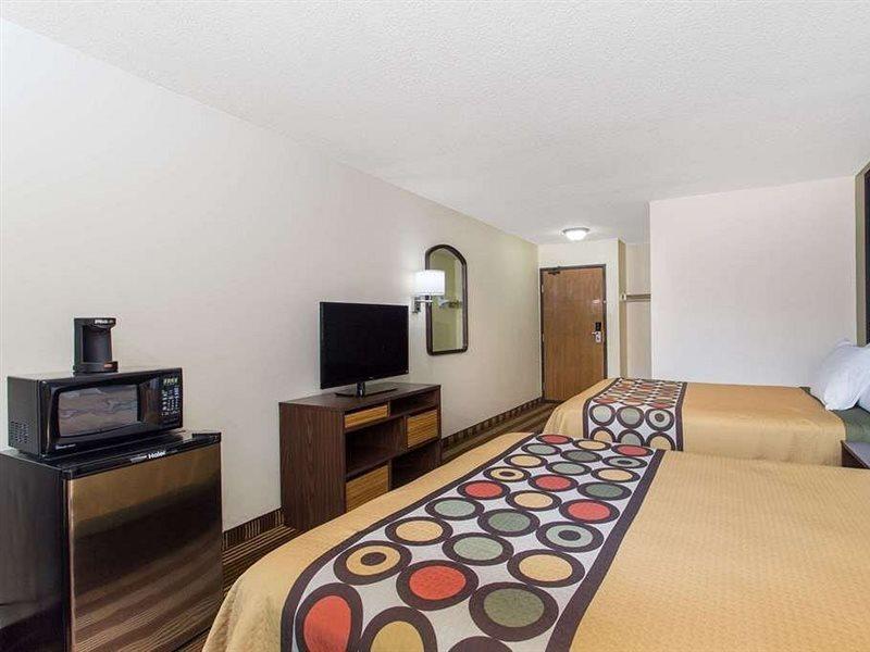 Super 8 by Wyndham Eau Claire I-94 Motel Bagian luar foto
