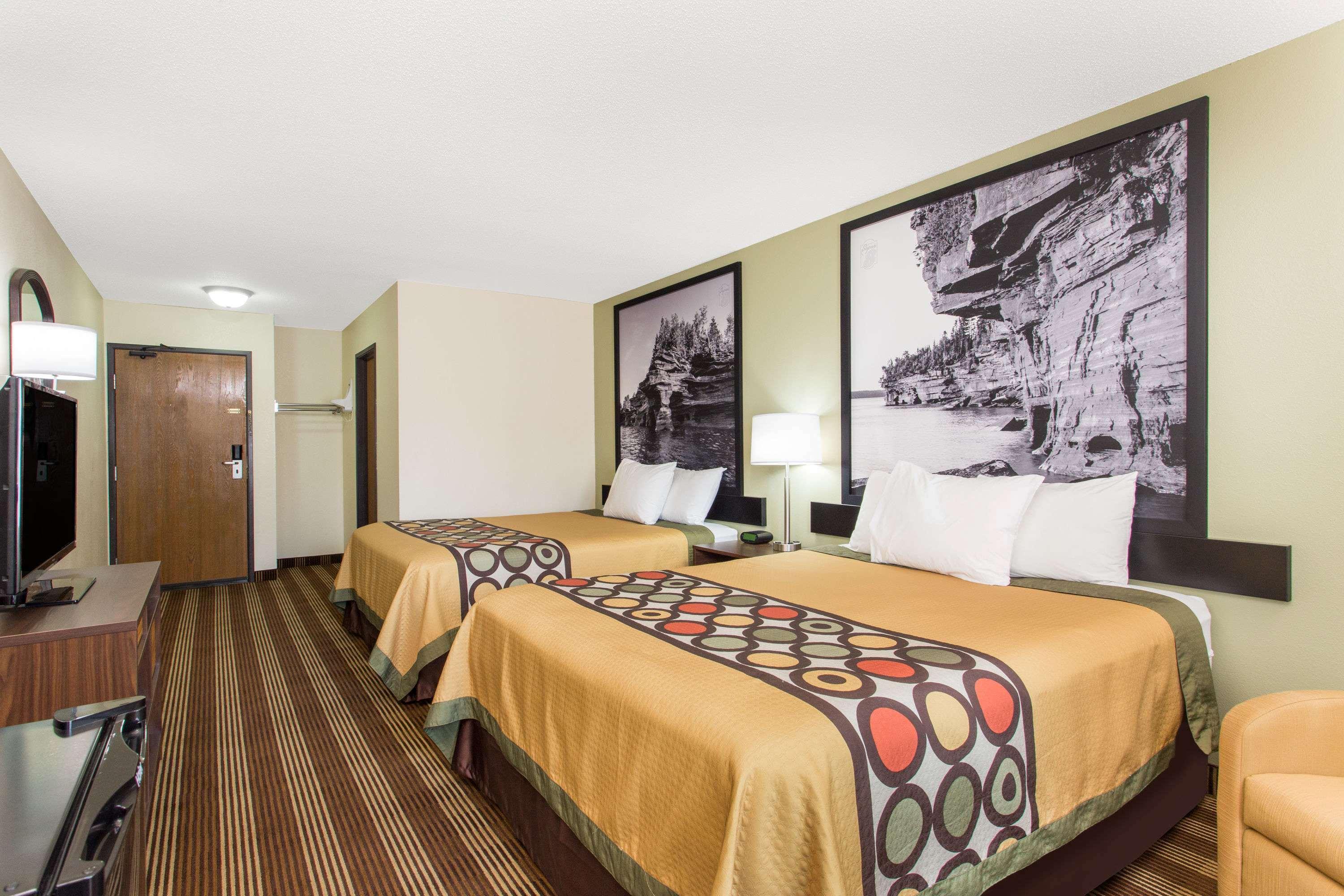 Super 8 by Wyndham Eau Claire I-94 Motel Bagian luar foto