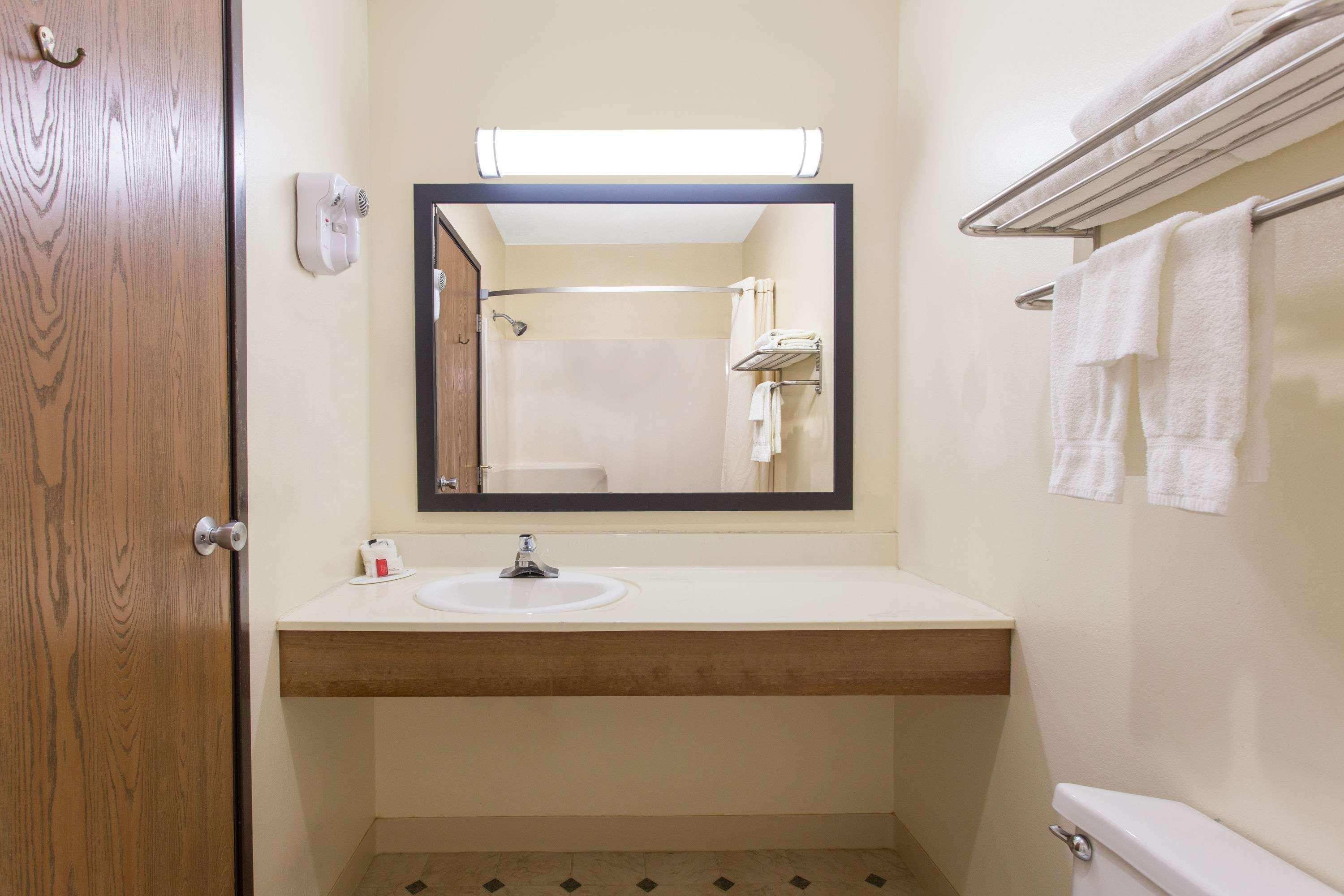 Super 8 by Wyndham Eau Claire I-94 Motel Bagian luar foto