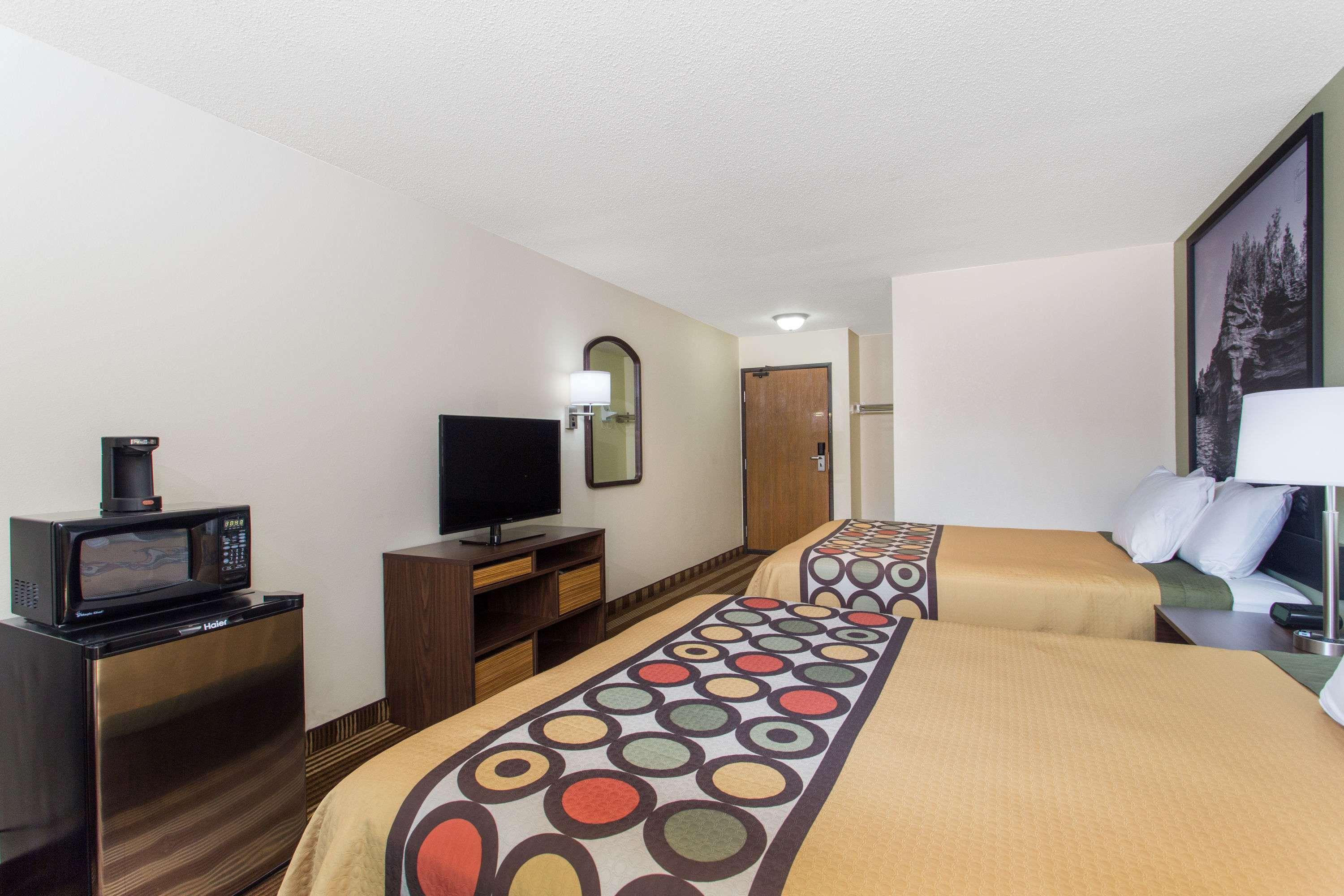 Super 8 by Wyndham Eau Claire I-94 Motel Bagian luar foto