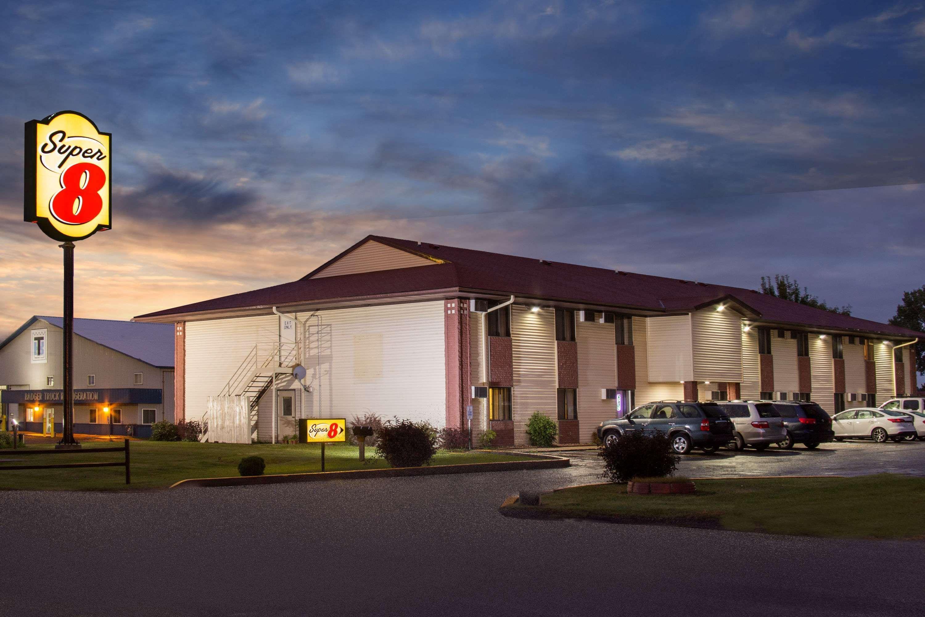 Super 8 by Wyndham Eau Claire I-94 Motel Bagian luar foto