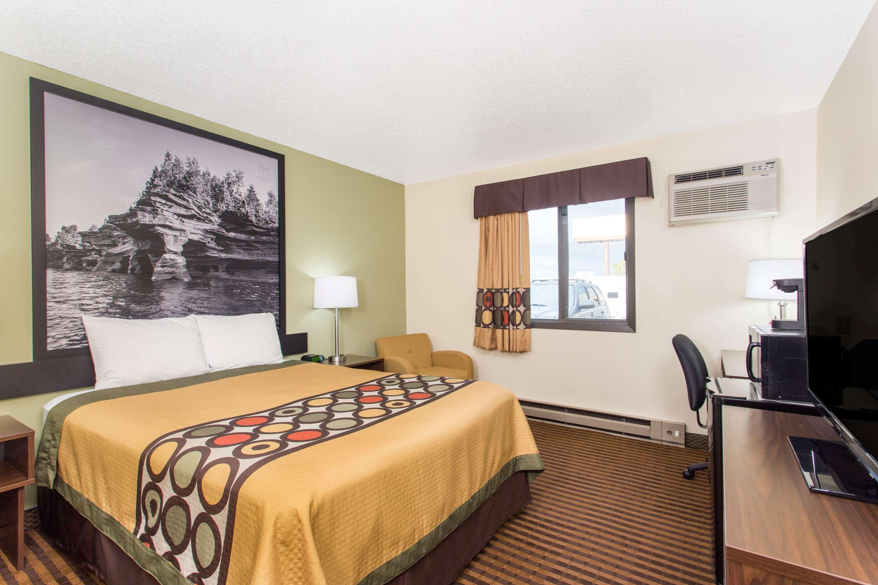 Super 8 by Wyndham Eau Claire I-94 Motel Bagian luar foto