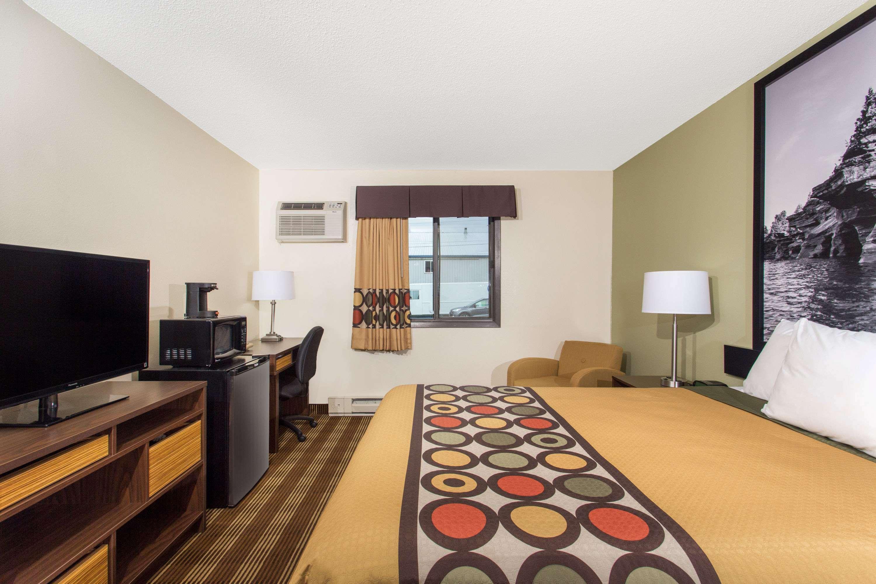 Super 8 by Wyndham Eau Claire I-94 Motel Bagian luar foto