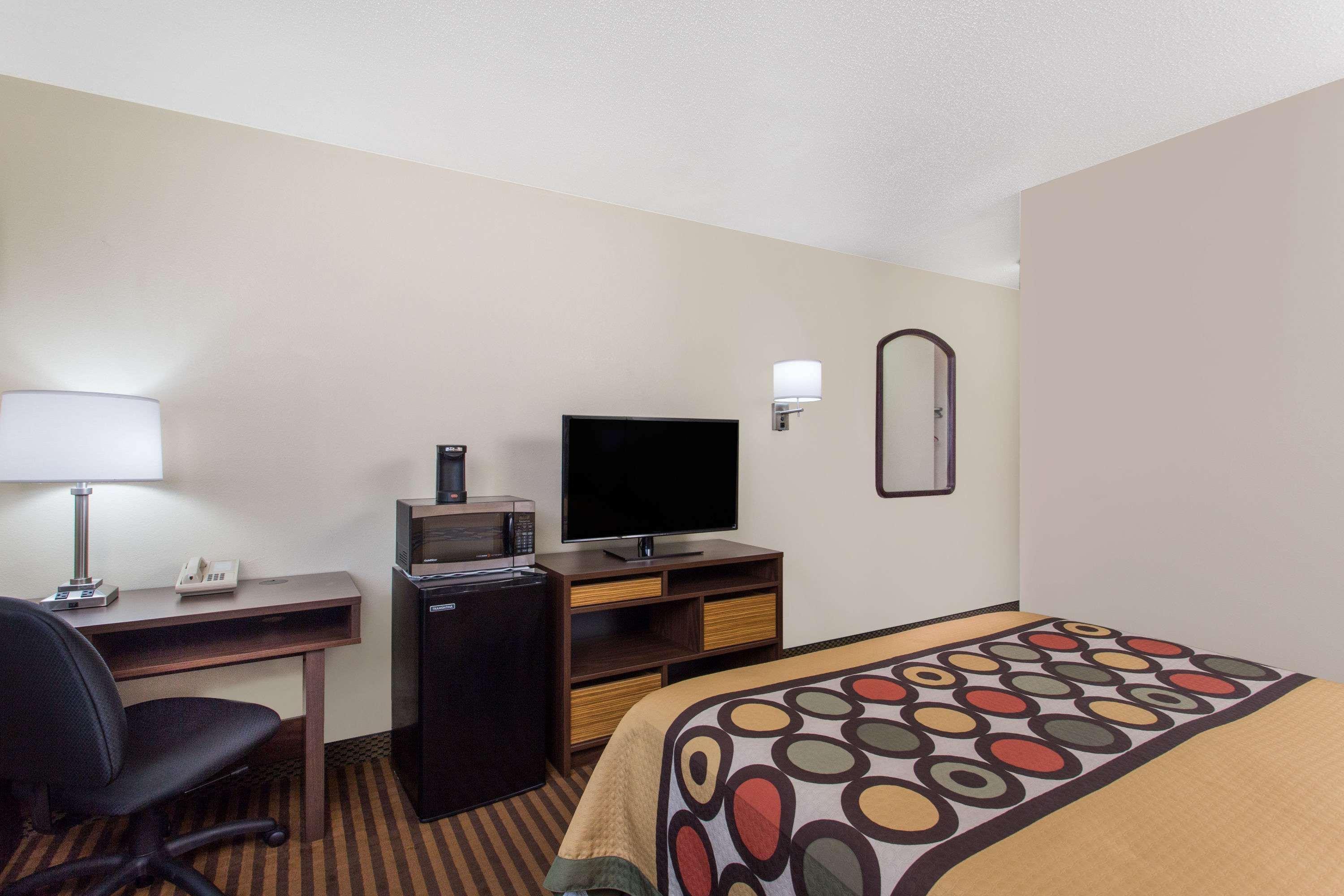 Super 8 by Wyndham Eau Claire I-94 Motel Bagian luar foto