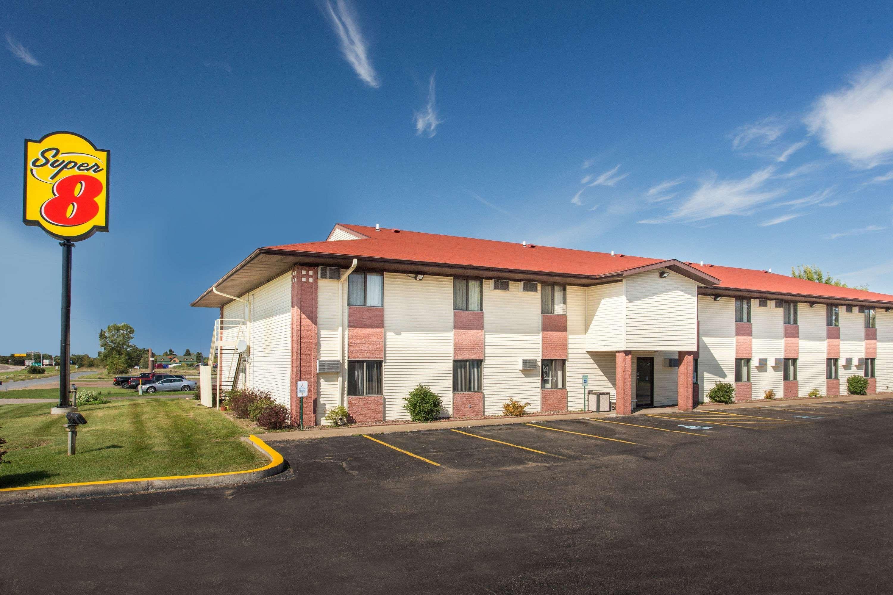 Super 8 by Wyndham Eau Claire I-94 Motel Bagian luar foto