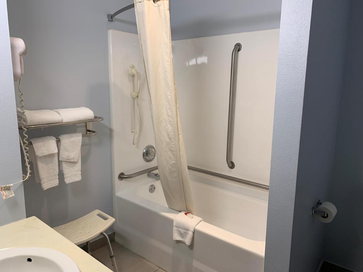 Super 8 by Wyndham Eau Claire I-94 Motel Bagian luar foto