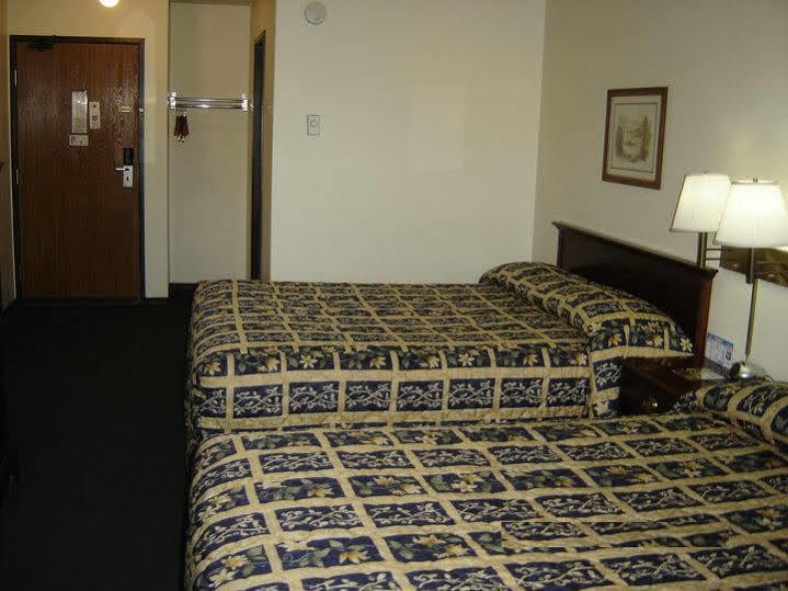 Super 8 by Wyndham Eau Claire I-94 Motel Bagian luar foto
