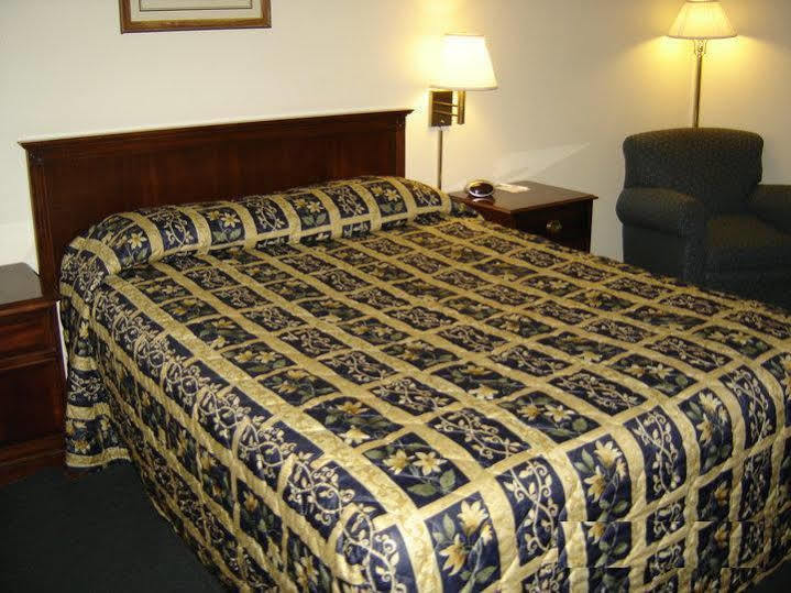Super 8 by Wyndham Eau Claire I-94 Motel Bagian luar foto