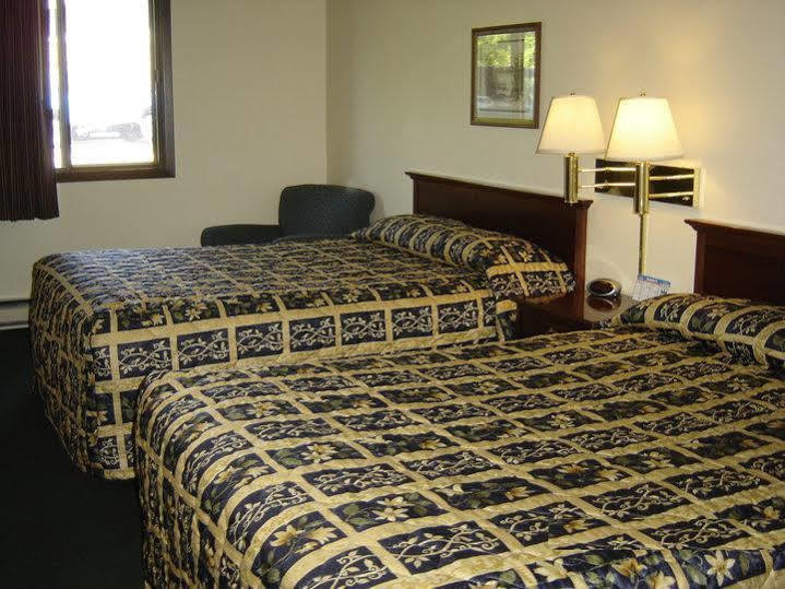 Super 8 by Wyndham Eau Claire I-94 Motel Bagian luar foto