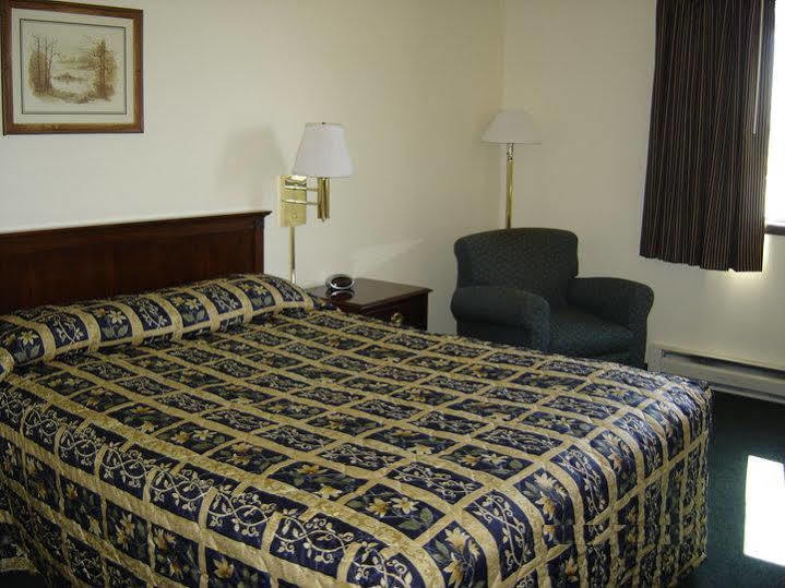 Super 8 by Wyndham Eau Claire I-94 Motel Bagian luar foto