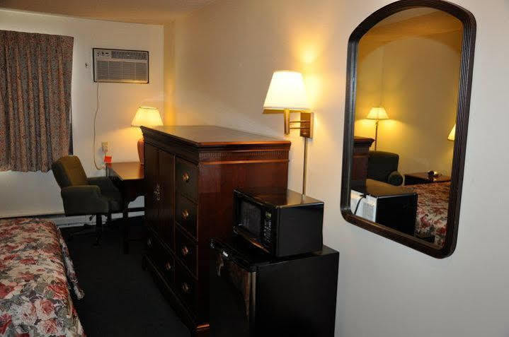 Super 8 by Wyndham Eau Claire I-94 Motel Bagian luar foto