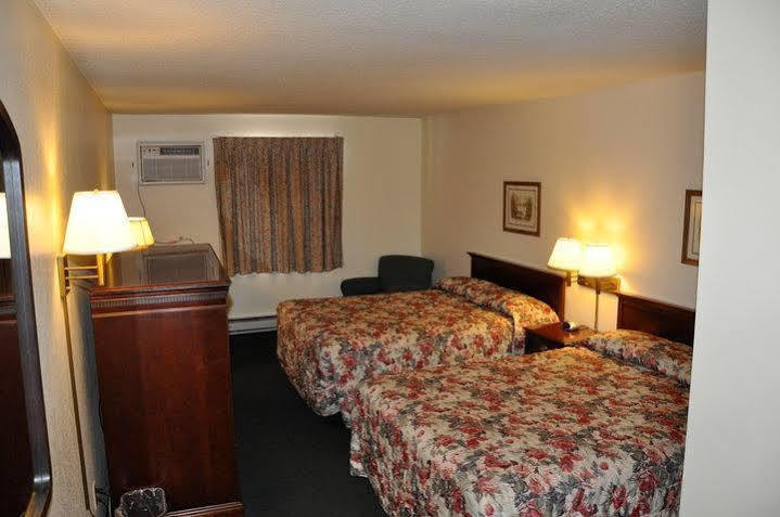 Super 8 by Wyndham Eau Claire I-94 Motel Bagian luar foto