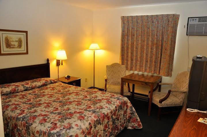 Super 8 by Wyndham Eau Claire I-94 Motel Bagian luar foto