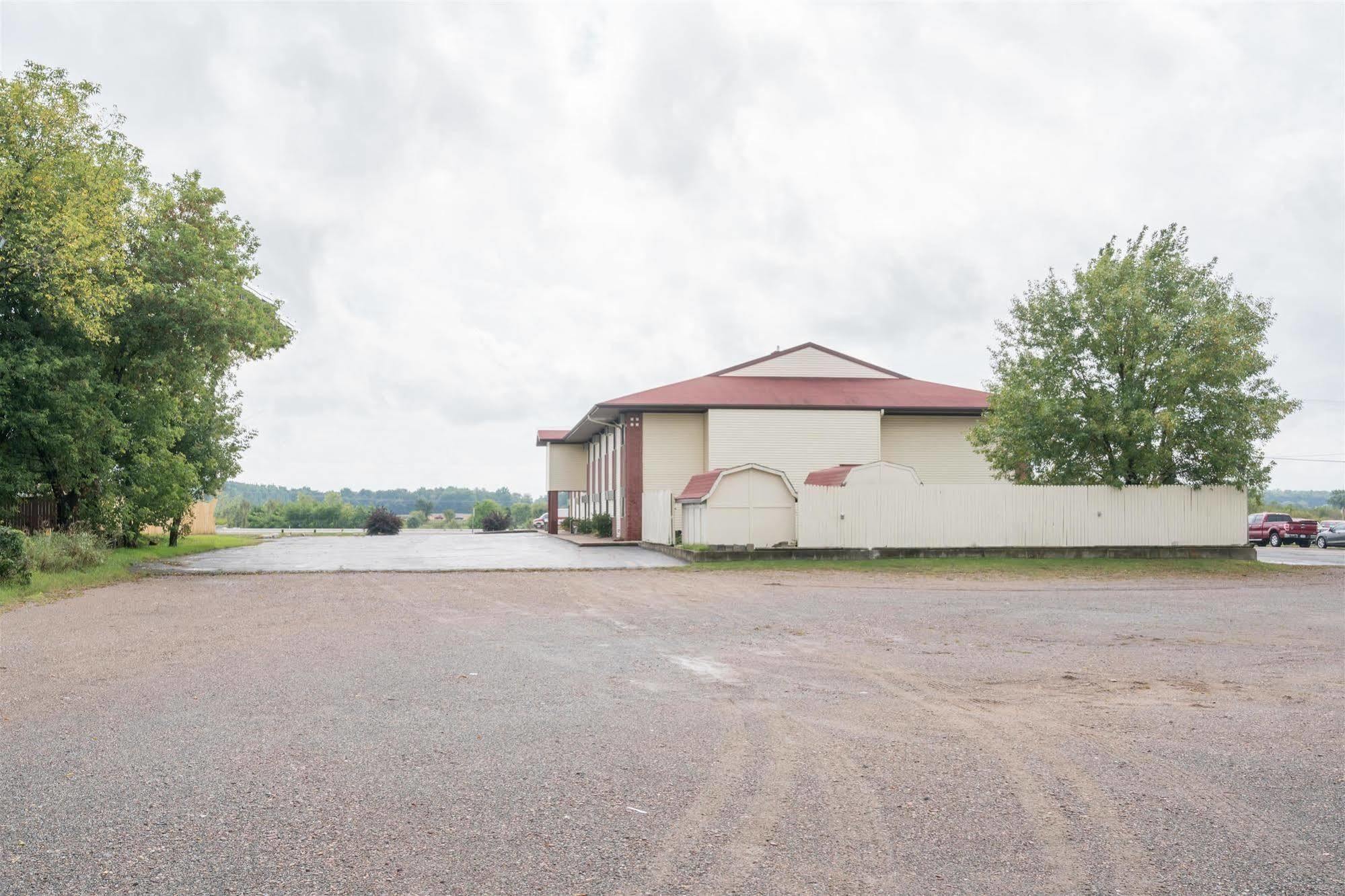 Super 8 by Wyndham Eau Claire I-94 Motel Bagian luar foto