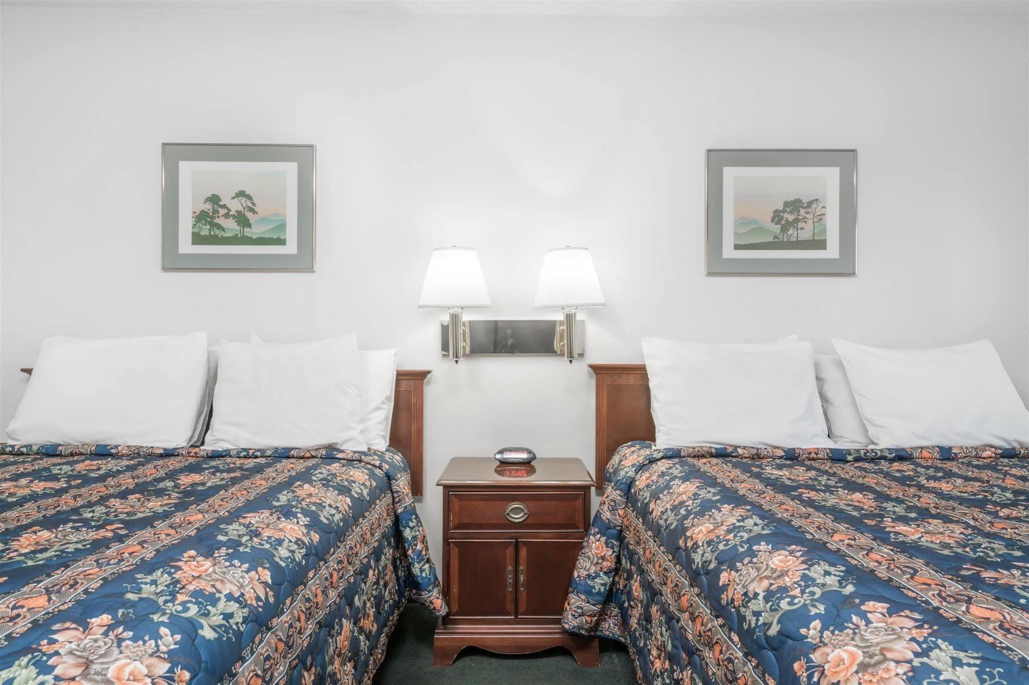 Super 8 by Wyndham Eau Claire I-94 Motel Bagian luar foto