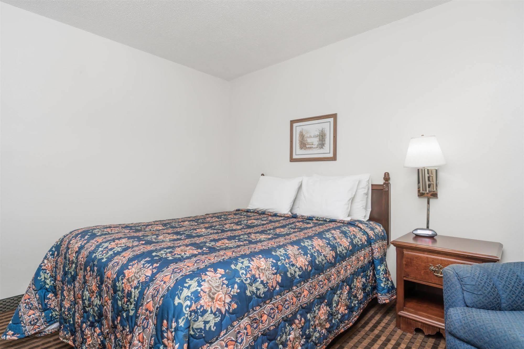 Super 8 by Wyndham Eau Claire I-94 Motel Bagian luar foto