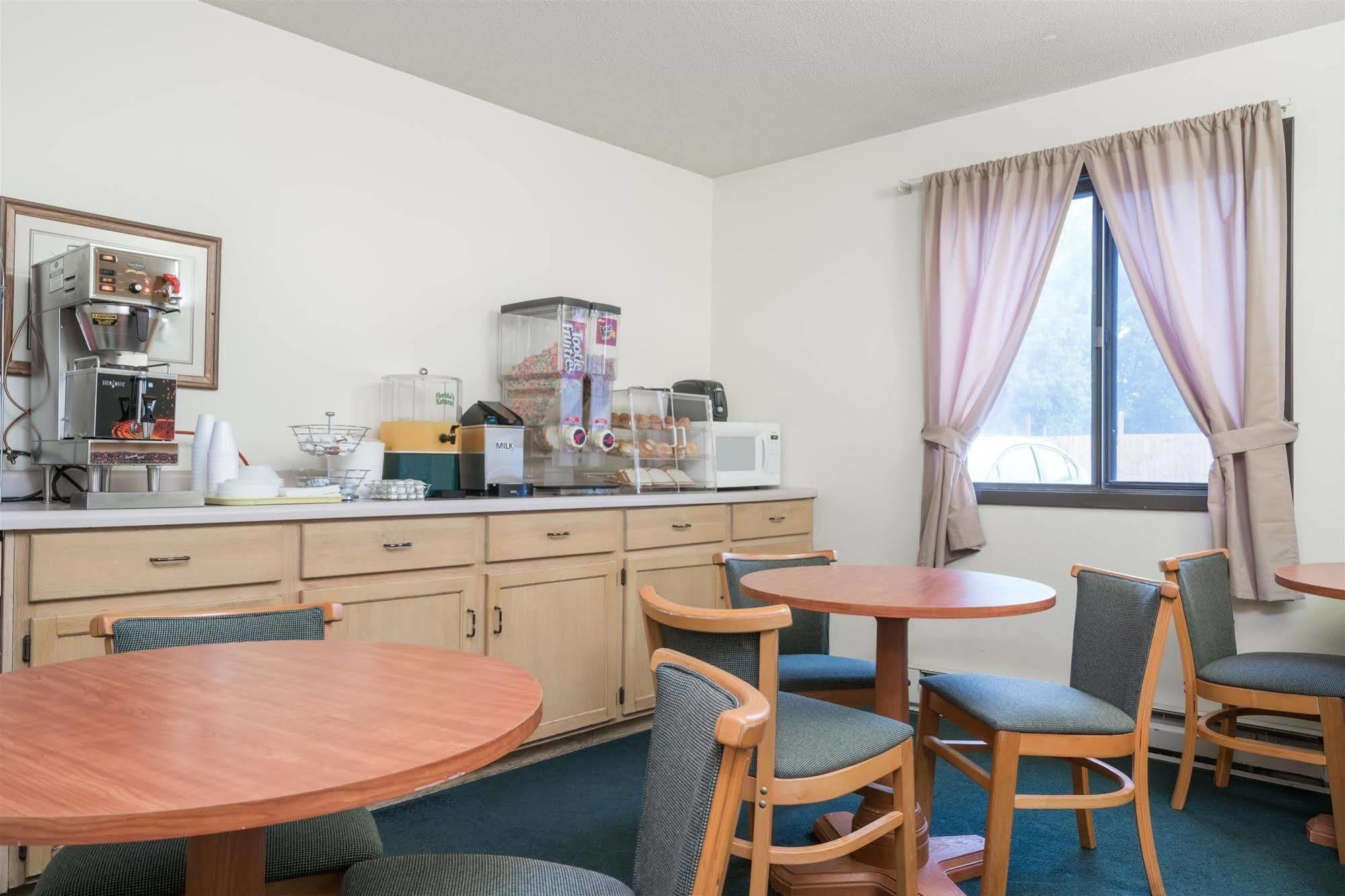 Super 8 by Wyndham Eau Claire I-94 Motel Bagian luar foto